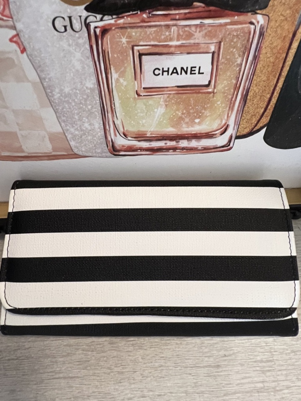 🔴 Kut from the Kloth Striped Trifold Wallet 🤍 🖤